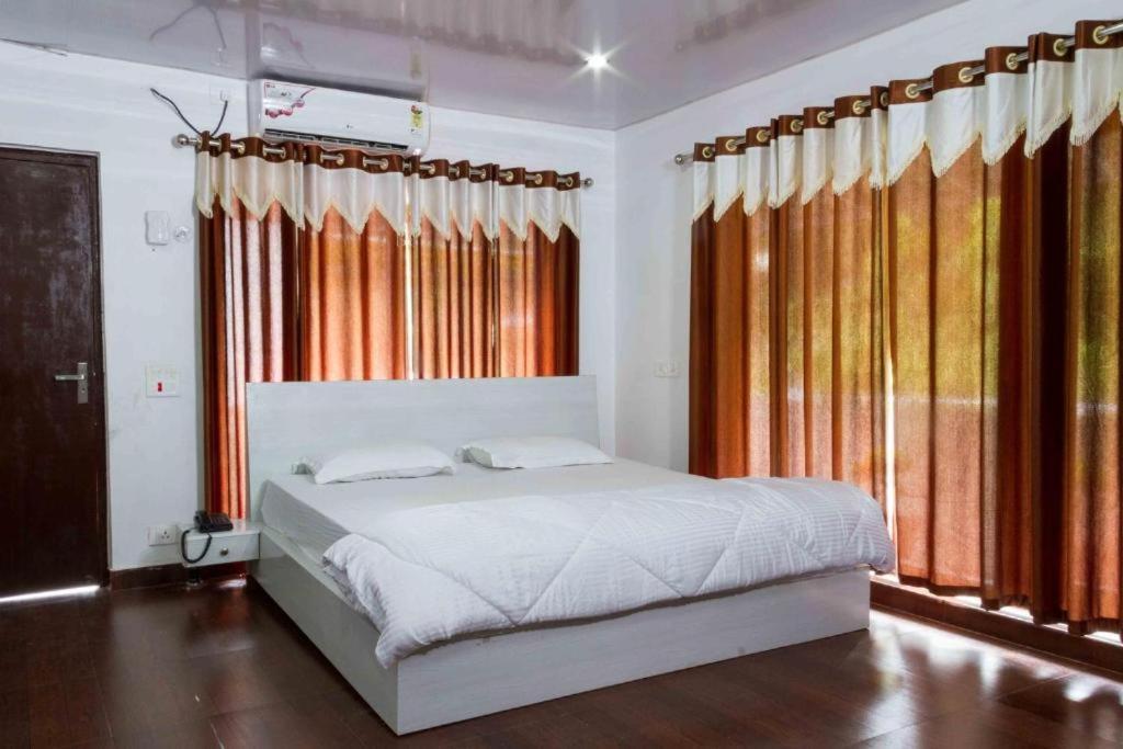 Riverside Resort Lansdowne Ngoại thất bức ảnh