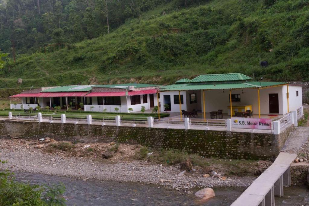 Riverside Resort Lansdowne Ngoại thất bức ảnh